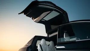 Nederlander laadt gestrande Tesla op met zonnepanelen in droogste woestijn ter wereld