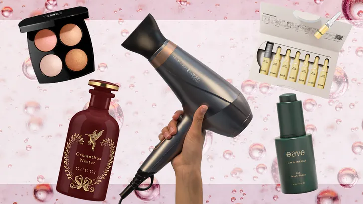 Beauty Buzz Beau Monde: nieuwe releases in de beauty-wereld. – Collage-foto op roze achtergrond met op de voorgrond vector-foto's van verschillende beauty-producten waaronder een föhn, oogschaduw van Chanel, parfum van Gucci en huid-ampoules.