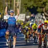 Jakobsen oppermachtig in tweede etappe Ronde van Valencia: 'Al zat ik tegen de krampen aan'