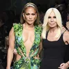 Hoe Donatella Versace de wereld veranderde met haar iconische looks | Beau Monde
