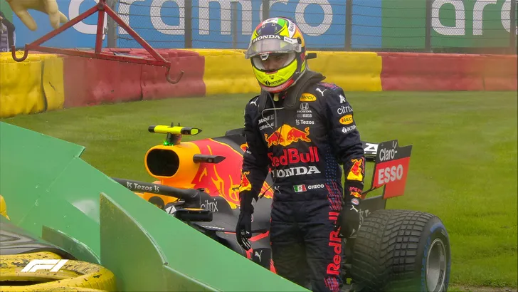 Pérez uit Belgische GP na crash tijdens opwarmronde