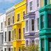 Foto van kleurrijke gevels in Notting Hill, waar verschillende bewoners hun huizen zwart hebben geverfd.