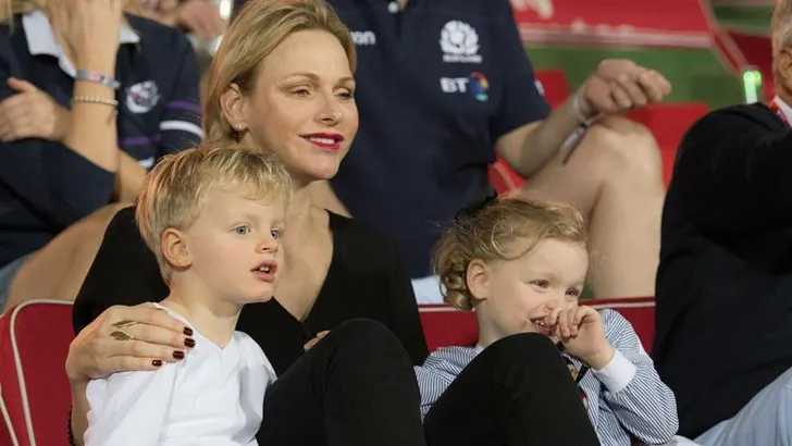 Prinses Charlene juicht met twins voor broer