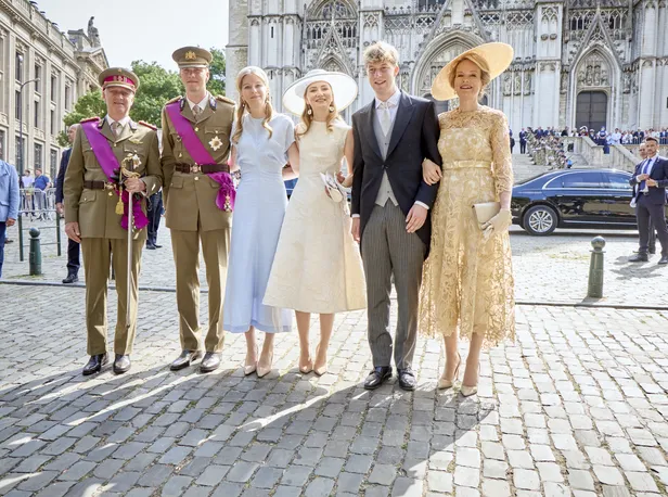 Het koninklijk gezin van België tijdens de Nationale Feestdag op 21 juli 2026 met koning Filip, prins Gabriël, prinses Eléonore, prinses Elisabeth, prins Emmanuel en koningin Mathilde.