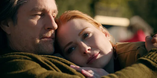 Mel (Alexandra Breckenridge) en Jack (Martin Henderson) in de serie Virgin River