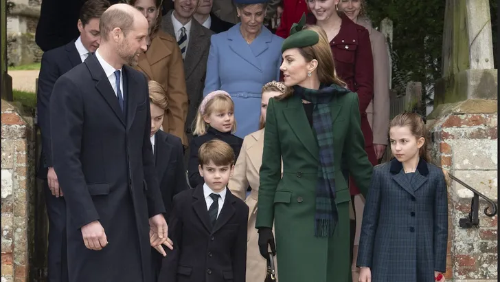 Foto van prinses Kate, prins William en andere royals bij de kerk te Sandringham, december 2024.