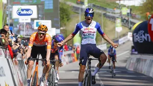 Giulio Pellizzari juicht naast Thymen Arensman in de Tour of the Alps.
