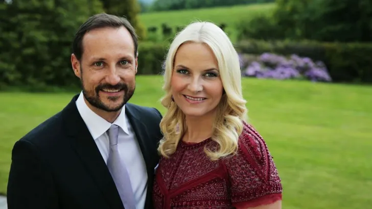 12 x bewijs dat Mette-Marit meer rood moet dragen