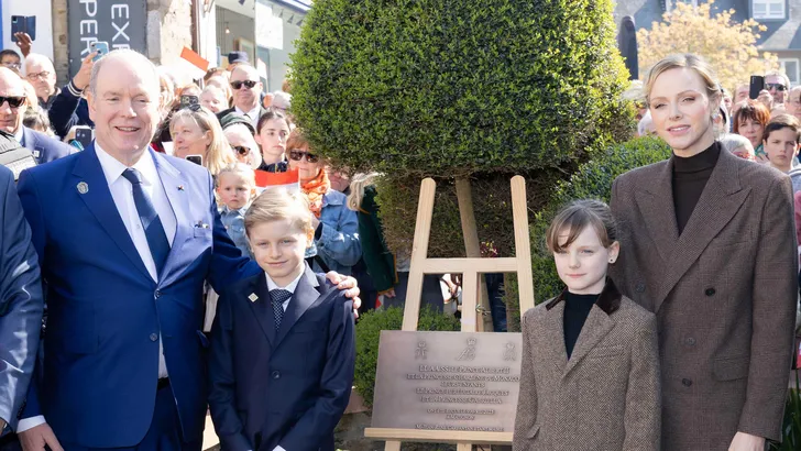 Foto van prins Albert, prins Jacques, prinses Gabriella en prinses Charlene in Matignon, april 2025.