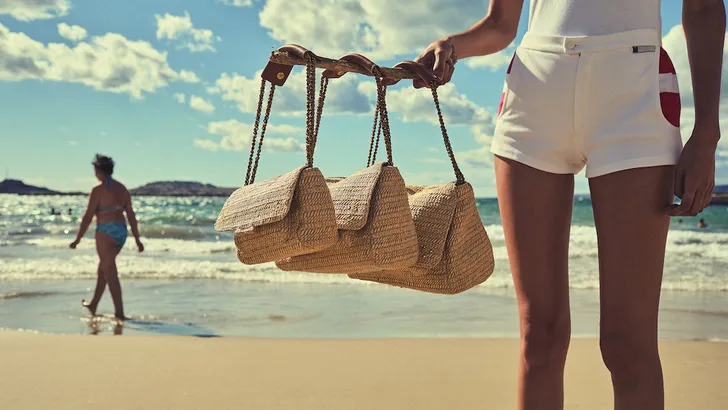 Van deze tassencollectie krijg je zin om naar het strand te gaan