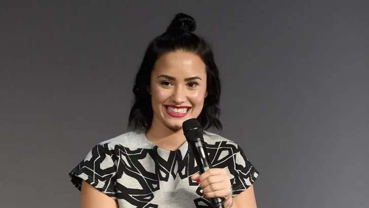 Demi Lovato covert Adele