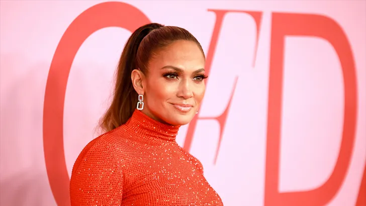 Jennifer Lopez laat niets aan de verbeelding over op de cover van ‘In The Morning’