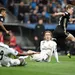 Frenkie de Jong snelt voorbij Modric en Vinícius Júnior tijdens Real-Ajax