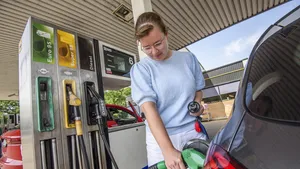 Economen waarschuwen: Elektrisch rijden en openbaar vervoer worden in 2026 fors duurder