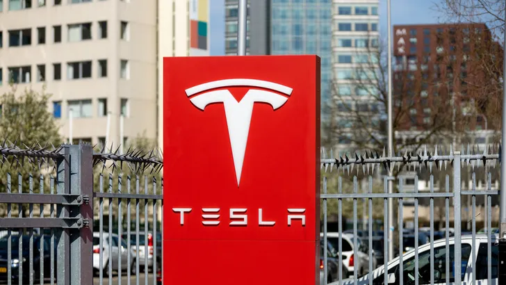 Nog maar 7.000 auto's verschil in de EU: waarom Tesla zich serieus zorgen moet maken om dit merk