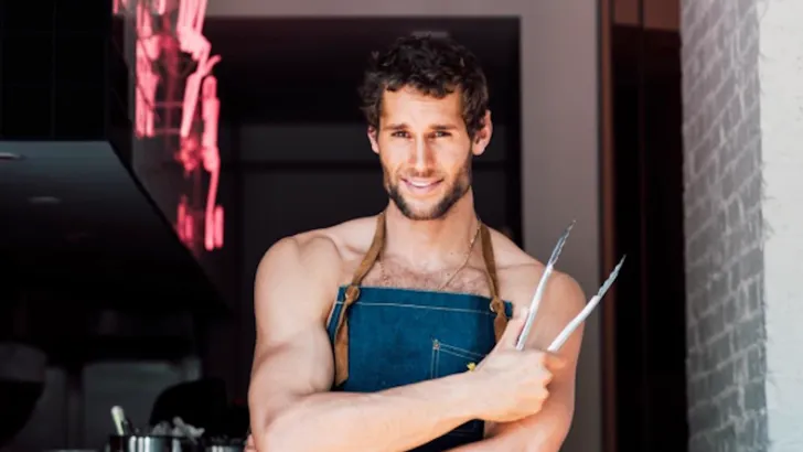 Smullen: dit ex-model maakt nu kookvideo's met ontbloot bovenlijf