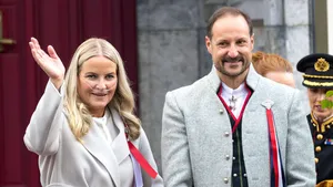 Mette-Marit en Haakon op balkon tijdens Nationale feestdag van Noorwegen in Skaugum Manor in Asker.