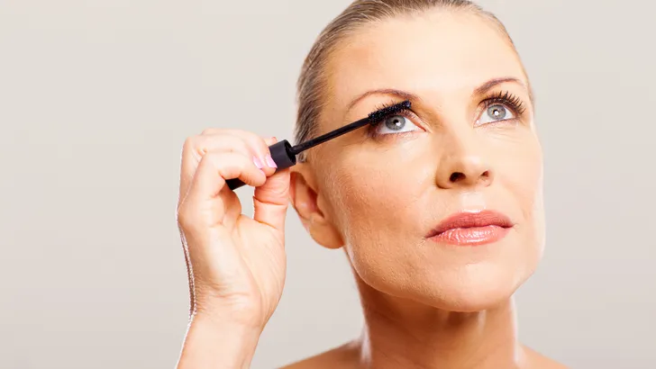waterproof mascara vrouw voor spiegel