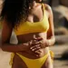 jonge vrouw in gele bikini op het strand - butter yellow H&M