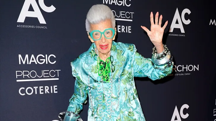 Iris Apfel veiling – foto van Iris Apfel in lichtblauw pak met grote matchende bril, november 2021.