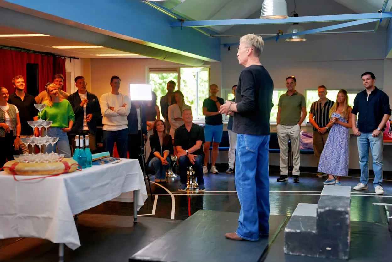 Hans Cornelissen spreekt de cast van Titanique toe op de eerste repetitiedag. 