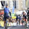 Jakobsen verslaat Van Aert in tweede rit Parijs-Nice na waaierspektakel