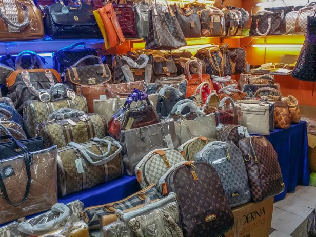 Tips voor vintage shoppen: red flags bij neppe designertassen.