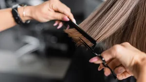 Dacht je dat kort haar een must is na je 40ste? Think again! Ontdek dé 3 middellange kapsels die flatteren, verjongen en dé trend zijn van 2026.