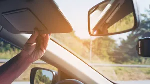 Je gebruikt de zonneklep in je auto al jaren verkeerd zonder dat je het weet