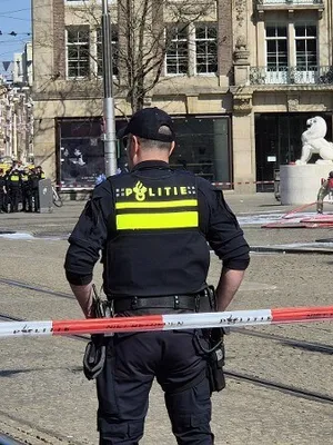 Update brandende auto op de Dam: bestuurder aangehouden