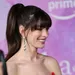 Anne Hathaway met stijlvol haar.