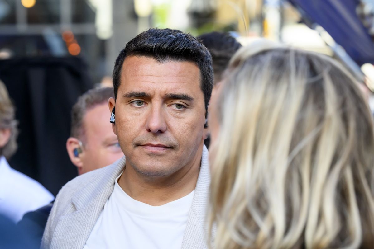 VIDEO: Jan Smit getrakteerd op bizar welkomscadeau door nieuwe 'bekende'  buurvrouw | Panorama