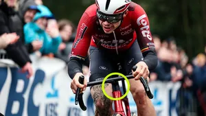 Arnaud De Lie in Omloop Het Nieuwsblad met spacers onder zijn stuur.