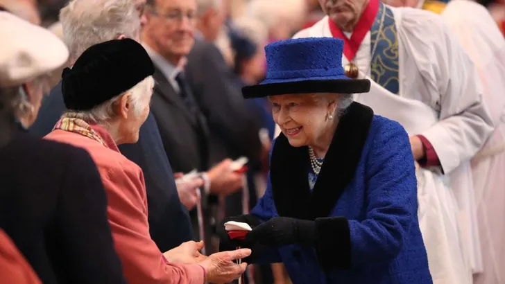 Witte Donderdag: Queen deelt geld uit