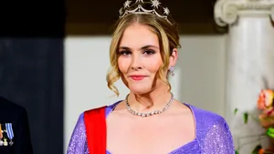 Prinses Amalia steelt de show in glitterend lila bij staatsbanket