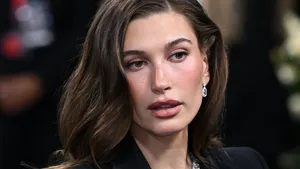 Hailey Bieber tijdens het Met Gala 2025