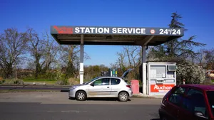 Auto bij een Frans Auchan-tankstation buiten de snelweg