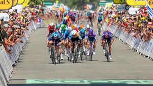 Massasprint in Bergerac in rit 8 van de Tour 2026.