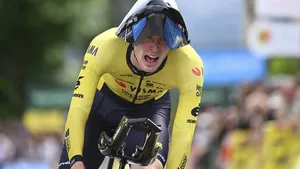 matteo jorgenson komt als eerste renner van visma over de streep in de ploegentijdrit