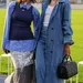 Vrouwen in stijlvolle outfits.