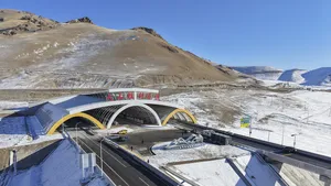 China opent langste autotunnel ter wereld: 22 kilometer lang en kosten van 5,6 miljard euro