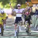 de winnaar van de velo d'or juicht tijdens een etappe van de tour de france met mathieu van der poel en jonas vingegaard in zijn wiel