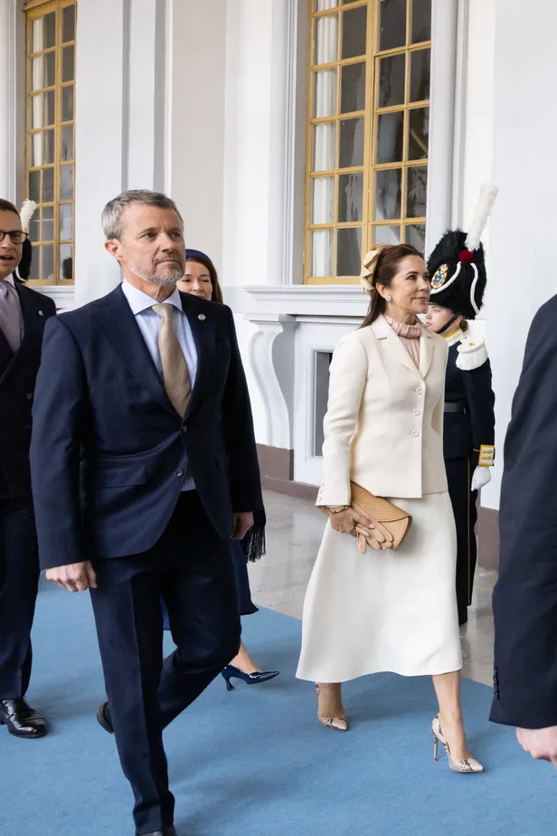 Koning Frederik had zijn stropdas goed afgestemd op de Dior-look van koningin Mary. Bonuspuntje voor deze modekoning. (Beeld: NL Beeld)