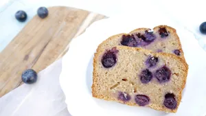 Recept: Spelt-yoghurtcake met blauwe bessen