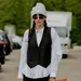 Vrouw draagt witte blouse en zwart gilet tijdens Copenhagen Fashion Week
