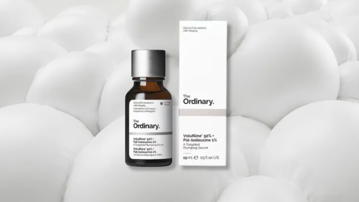 The Ordinary Volufiline verpakking en product tegen witte, bolle achtergrond.