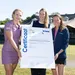 LET duurzaamheidsambassadeur Sara Kouskova en Evalotta Stromlid van LET met NGF-medewerkster Christine Saxton en het begeerde certificaat