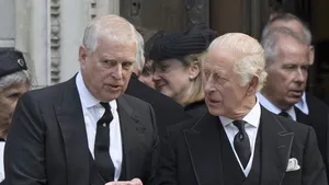 Oud-prins Andrew en koning Charles tijdens plechtigheid.