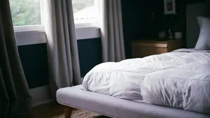 Foto van een bed met dekbed.