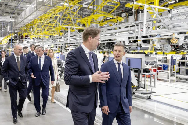 Ola Källenius en de Hongaarse premier Péter Magyar in de Mercedes-fabriek van Kecskemét